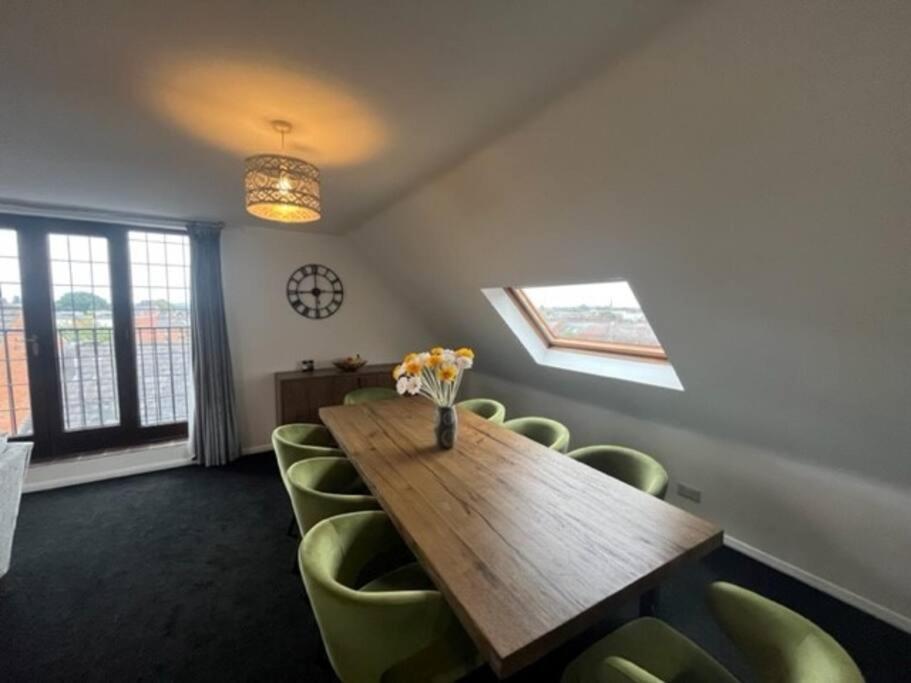 Bs - Luxury Top Floor 4 Bed Apartment With Garage In Town Centre - No Lift ストラットフォード＝アポン＝エイボン エクステリア 写真